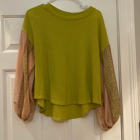 Tops - Cute green top with printed sleeves